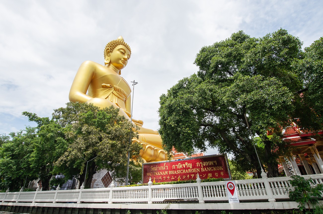 Wat Paknam Bhasicharoen – Biểu Tượng Tâm Linh Giữa Lòng Bangkok